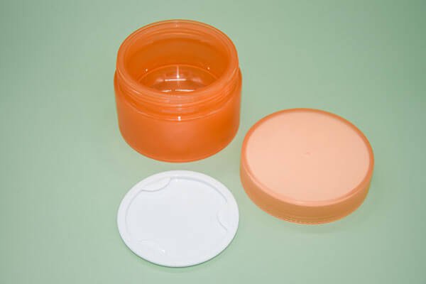 the feature of the 4 oz cosmetic jars with lids