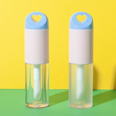 3.7ml PETG リップグロスチューブ。ハート型のキャップとドウフット型のブラシ付き。ボトルはクリアまたはフロスト仕上げで、拭き取りやすいクリーンな仕上がりです。